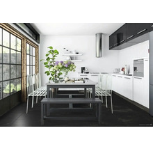 Helle Küche mit Esstisch, Stühlen, Bank und großen Fenstern