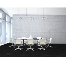 Konferenzraum mit Tisch, Stühlen und Beleuchtung