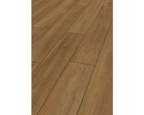 Verlegtes Laminat mit Holzoptik.