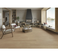 Heller Wohnraum mit Holzboden, Kamin und großen Fenstern