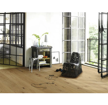 Heller Raum mit Holzboden, Sessel und Dekoration