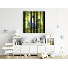 Kinderzimmer mit Schrank, Dekoration und Wandbild mit Waldmotiven