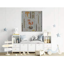 Kinderzimmer mit Tier-Wandbild, weißem Schrank, Spielzeug und Dekoration