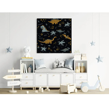 Dekoratives Kinderzimmer mit einem Wandbild mit Dinosaurier-Motiv über einer Aufbewahrungseinheit.