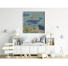 Kinderzimmer mit Wandbild, niedrigem Schrank, Spielzeug und Dekorationen