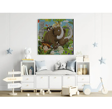 Dekoratives Kinderzimmer mit einem Wandbild mit Streifenmuster.