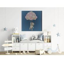 Kinderzimmer mit Leinwandbild eines Bären an einem Ballon, Kommode, Dekoration und Spielzeug.