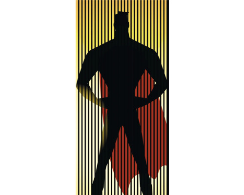 Silhouette einer Person mit Umhang vor gestreiftem Hintergrund