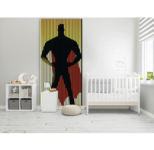 Kinderzimmer mit Babybett, Regal und Wandbild eines Superhelden