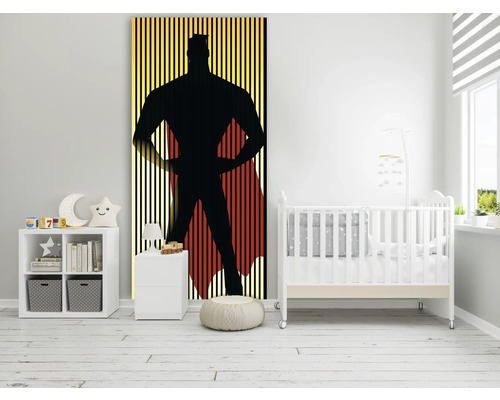 Kinderzimmer mit Babybett, Regal und Wandbild eines Superhelden