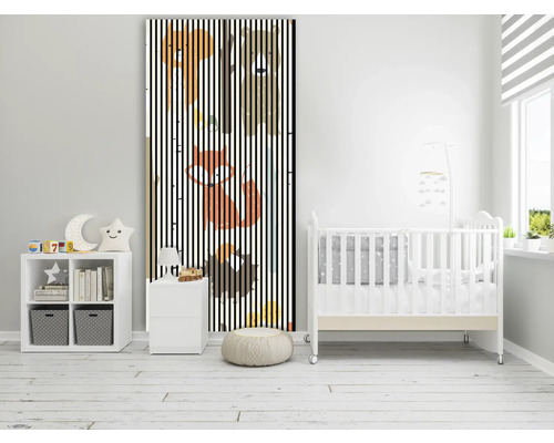 Kinderzimmer mit Babybett, Regal und Türposter mit Waldtiermotiv