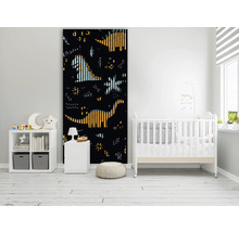 Kinderzimmer mit Dino-Fototapete, Kinderbett und Spielzeugregal