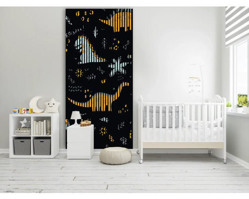 Kinderzimmer mit Dino-Fototapete, Kinderbett und Spielzeugregal