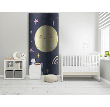 Kinderzimmer mit Wandpaneel mit Mond- und Sternmotiv, Kinderbett und Aufbewahrungsmöbeln