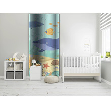 Zimmer mit Schiebetür mit Fischmotiv, Regal und Babybett