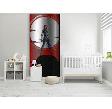 Kinderzimmer mit Babybett und Anime-Wandbild