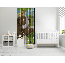 Kinderzimmer mit Türposter, das einen Bären und eine andere Figur zeigt