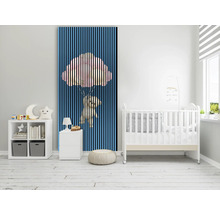 Kinderzimmer mit Wandpaneel, Regal, Nachttisch und Kinderbett