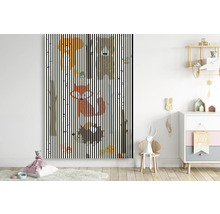 Kinderzimmer mit einem Wandbild mit Waldtiermotiven hinter schwarzen Streifen