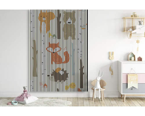 Kinderzimmer mit einem Wandbild mit Waldtiermotiven hinter schwarzen Streifen