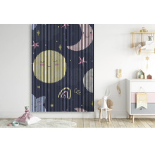 Wandpaneel mit Mond- und Sternenmuster in einem Kinderzimmer.