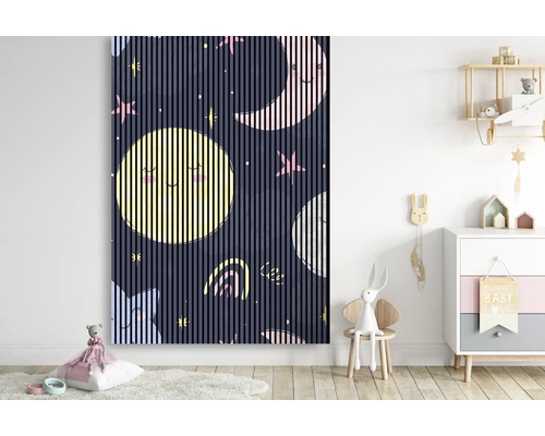 Wandpaneel mit Mond- und Sternenmuster in einem Kinderzimmer.