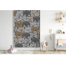 Wandbild mit Katzenmotiv und Streifenmuster im Kinderzimmer