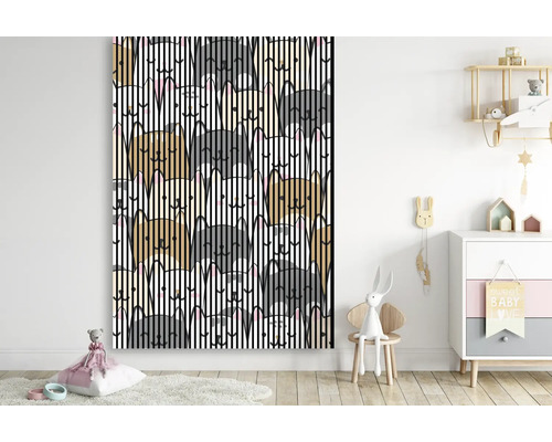 Wandbild mit Katzenmotiv und Streifenmuster im Kinderzimmer