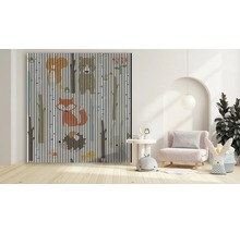 Dekoratives Kinderzimmer mit Bild eines Waldes mit Tieren