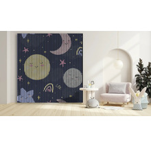 Dekorative Wandgestaltung mit Mond- und Sternmotiven in einem hellen Kinderzimmer.