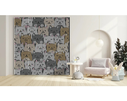 Dekoratives Rollo mit Hasenmuster und Streifen in einem hellen Raum.