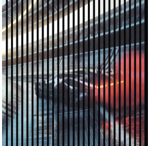 Abstraktes Bild mit vertikalen Linien und verschwommenen Formen