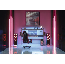 Gaming Zimmer mit Schreibtisch, Stuhl, Lautsprechern und Beleuchtung