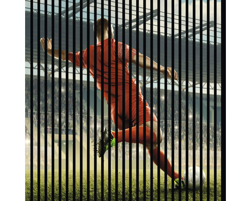 Fußballspieler beim Schuss auf das Tor hinter senkrechten Streben