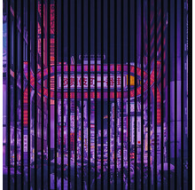 Abstraktes Bild einer belebten Stadtstraße mit Neonreklamen bei Nacht