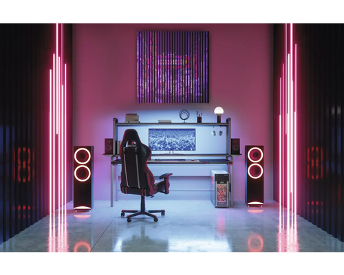 Modernes Spielzimmer mit Schreibtisch, Stuhl, Lautsprechern und Neonbeleuchtung