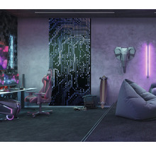 Gaming-Zimmer mit Schreibtisch, Gaming-Stuhl, Dekorationen und indirekter Beleuchtung