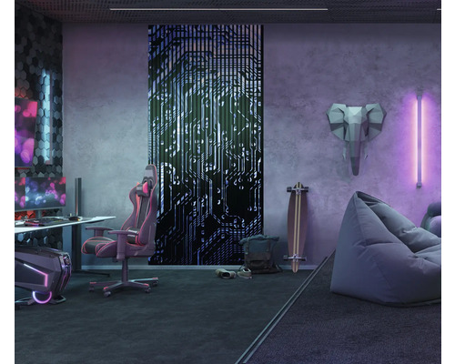 Gaming-Zimmer mit Schreibtisch, Gaming-Stuhl, Dekorationen und indirekter Beleuchtung