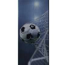 Fußball im Netz vor einem Hintergrund mit Streifen