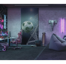 Gaming-Zimmer mit Schreibtisch, Stuhl, Sitzsack und dekorativen Elementen