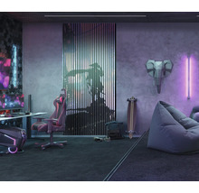 Gaming Zimmer mit Schreibtisch, Stuhl, Sitzsack, Skateboard und Wanddekoration