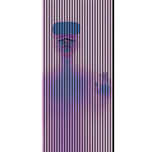 Eine Person mit Virtual-Reality-Brille steht hinter vertikalen Streifen.