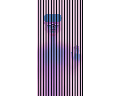 Eine Person mit Virtual-Reality-Brille steht hinter vertikalen Streifen.