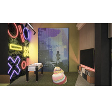 Ein Spielzimmer mit einer Wand voller Symbole, einem Tischfußballspiel und Sitzsäcken.