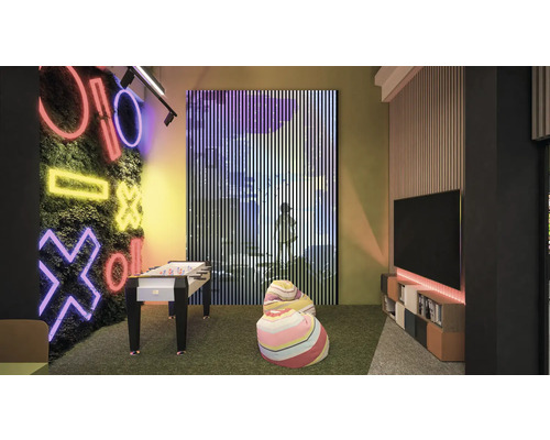 Ein Spielzimmer mit einer Wand voller Symbole, einem Tischfußballspiel und Sitzsäcken.