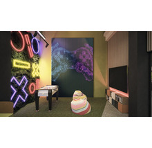 Spielzimmer mit Tischfußball, Sitzsack, Fernseher und Wanddekoration