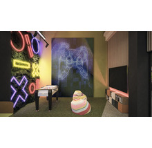 Spielzimmer mit Tischfußball, Sitzsäcken, Fernseher und beleuchteter Wanddekoration