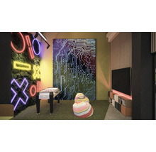 Spielzimmer mit Tischfußball, Sitzsäcken, Wanddekoration und Fernseher