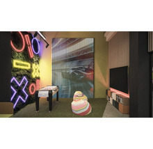 Modernes Interieur mit Tischfußball, Wandbild und Sitzsäcken in einem hellen Raum.