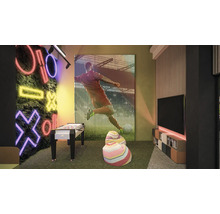 Spielzimmer mit Tischfußball, Fernseher und dekorativer Wandgestaltung